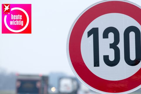 An der Autobahn steht ein Verkehrsschild mit der Geschwindigkeitsangabe von 130 Stundenkilometern