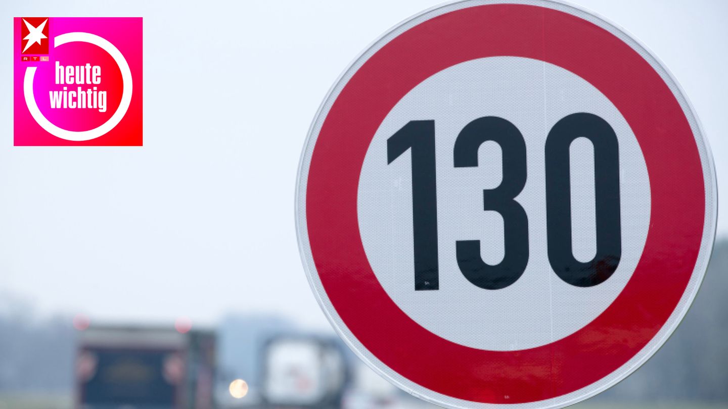 An der Autobahn steht ein Verkehrsschild mit der Geschwindigkeitsangabe von 130 Stundenkilometern