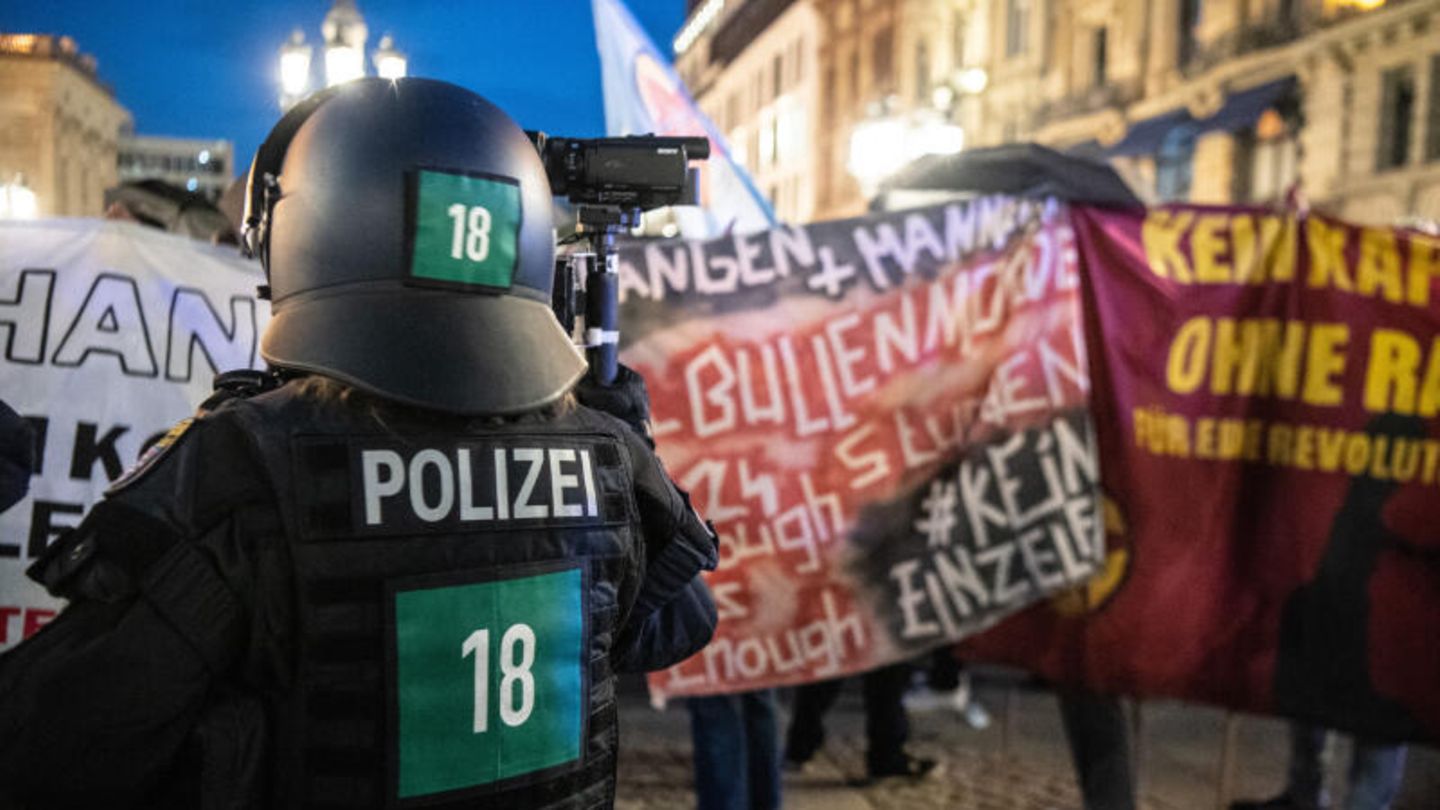 Demonstration gegen Polizeigewalt und Rassismus in Frankfurt Demonstration gegen Polizeigewalt und Rassismus in Frankfurt