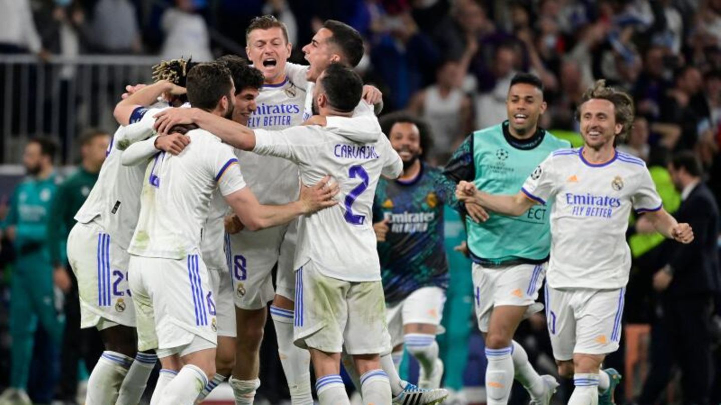 Toni Kroos feiert mit seinen Mitspielern den Einzug ins Finale der Champions-League