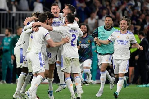 Toni Kroos feiert mit seinen Mitspielern den Einzug ins Finale der Champions-League