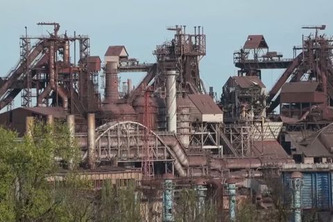 Krieg in der Ukraine: Für Zivilisten im Stahlwerk von Mariupol: Russland sagt neue Fluchtkorridore zu