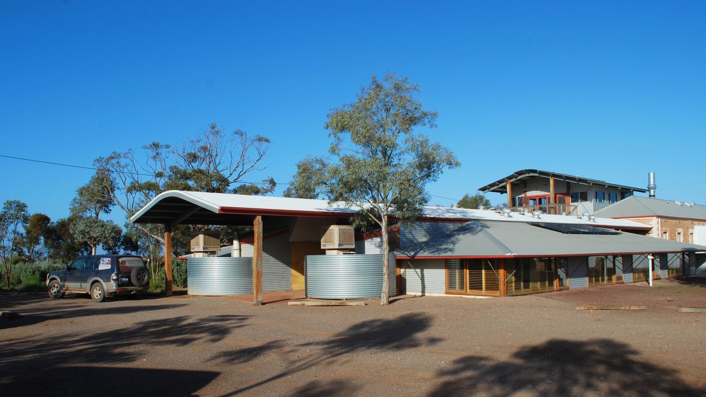 The Prairie Hotel, Parachilna