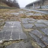 Grabsteine im Flussbett