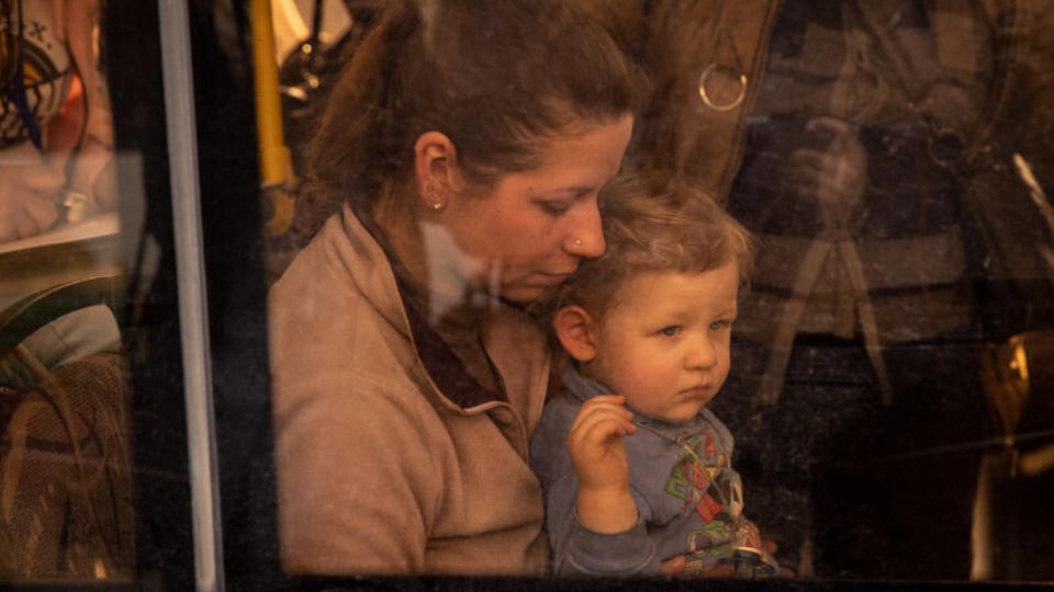 Eine Frau sitzt mit ihrem Kind in einem Evakuierungsbus, der die Menschen aus dem Azovstal-Werk wegbringt