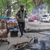 Mann kocht auf Straße in Mariupol