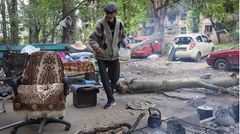 Mann kocht auf Straße in Mariupol
