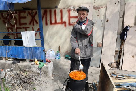 Mann kocht in Mariupol