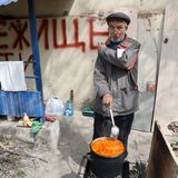Mann kocht in Mariupol