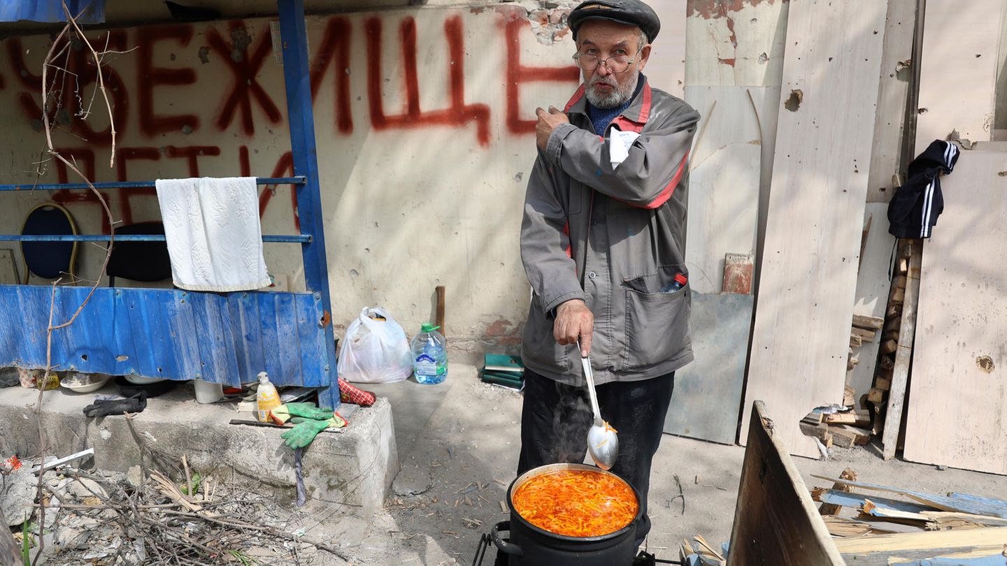 Mann kocht in Mariupol