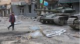 Frau vor Panzern in Mariupol