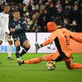 Die K.o.-Runde in der Champions League beginnt für Real Madrid im Februar gleich mit einem der schwersten Gegner. Es geht gegen Kylian Mbappé, Neymar und Lionel Messi, kurz: gegen Paris Saint-Germain. Die von Katar finanzierte Superstar-Truppe gewinnt durch ein Tor von Mbappé (im Bild) mit 1:0, für Paris scheint es nach Plan zu laufen gegen die Madrilenen, denen viele nicht zutrauen, die Champions League zu gewinnen.
