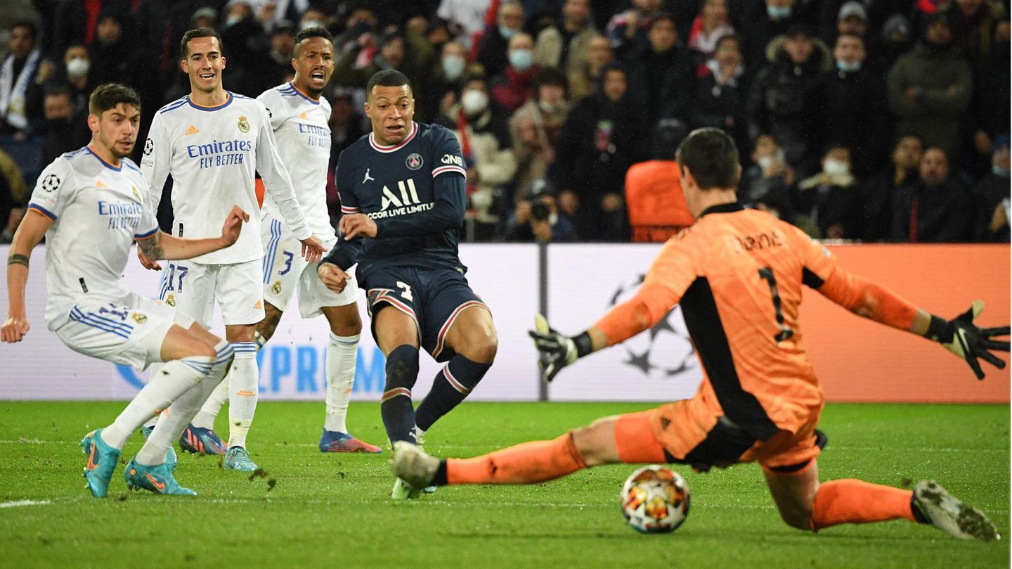 Die K.o.-Runde in der Champions League beginnt für Real Madrid im Februar gleich mit einem der schwersten Gegner. Es geht gegen Kylian Mbappé, Neymar und Lionel Messi, kurz: gegen Paris Saint-Germain. Die von Katar finanzierte Superstar-Truppe gewinnt durch ein Tor von Mbappé (im Bild) mit 1:0, für Paris scheint es nach Plan zu laufen gegen die Madrilenen, denen viele nicht zutrauen, die Champions League zu gewinnen.