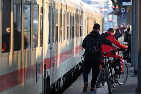 Reisende mit Fahrräder auf einem Bahngleis am Stuttgarter Hauptbahnhof