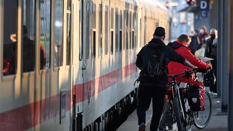 Reisende mit Fahrräder auf einem Bahngleis am Stuttgarter Hauptbahnhof