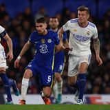 Dort trifft Real auf Titelverteidiger FC Chelsea mit Trainer Thomas Tuchel und den deutschen Nationalspielern Kai Havertz, Antonio Rüdiger und Timo Werner. Doch Chelsea spielt im Hinspiel weitgehend ideenlos und Karim Benzema (l., rechts Toni Kroos) schlägt erneut drei Mal zu. Real gewinnt überlegen mit 3:1.