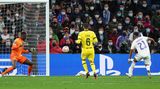 Im Rückspiel ist der sichere Vorsprung gegen Chelsea schnell aufgebraucht. Mit 3:0 gehen die Londoner in Führung, nachdem unter anderem Rüdiger und Werner getroffen haben. Doch wieder feiert Real in den letzten Minuten ein unglaubliches Comeback. In der 80. Minute trifft der junge Brasilianer Rodrygo (r. im Bild) volley und in der 96. Minute der Nachspielzeit gelingt Benzema das Tor zum 2:3  – Real hat es wieder geschafft und steht im Halbfinale, wo ...
