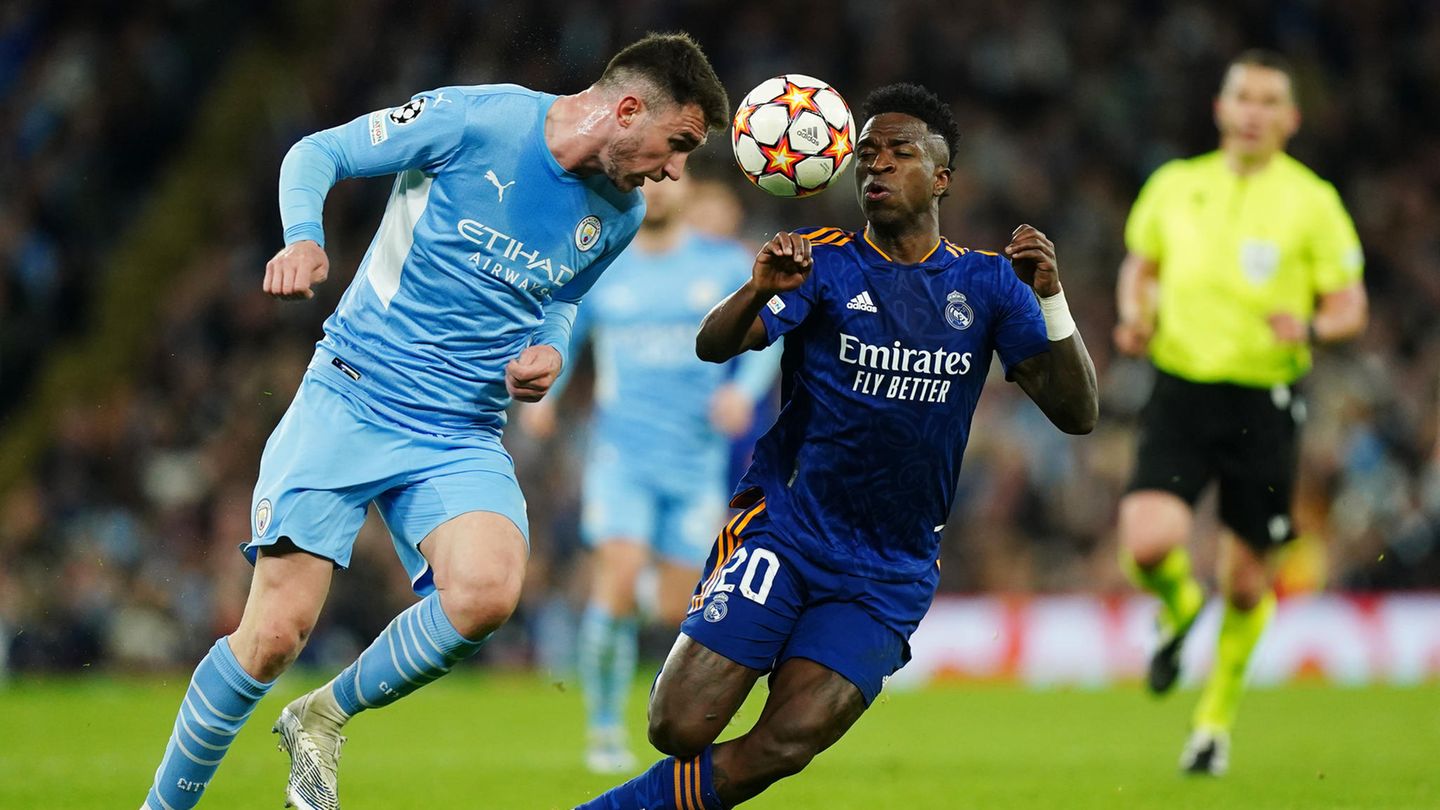 Champions League: ... Manchester City wartet. Es ist ein Spiel für die Geschichtsbücher. Die Abwehrarbeit beider Teams ist eher bescheiden und so fallen sieben Tore, vier für Manchester City und drei für Real. Reals Vinicius Junior (r.), neben Rodrygo das zweite Supertalent der Madrilenen, erzielt nach einem Sololauf über das halbe Spielfeld das Tor zum 2:3-Anschluss. Mit Ball am Fuß ist der junge Brasilianer schneller als seine Gegenspieler. ... Manchester City wartet. Es ist ein Spiel für die Geschichtsbücher. Die Abwehrarbeit beider Teams ist eher bescheiden und so fallen sieben Tore, vier für Manchester City und drei für Real. Reals Vinicius Junior (r.), neben Rodrygo das zweite Supertalent der Madrilenen, erzielt nach einem Sololauf über das halbe Spielfeld das Tor zum 2:3-Anschluss. Mit Ball am Fuß ist der junge Brasilianer schneller als seine Gegenspieler.