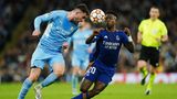 ... Manchester City wartet. Es ist ein Spiel für die Geschichtsbücher. Die Abwehrarbeit beider Teams ist eher bescheiden und so fallen sieben Tore, vier für Manchester City und drei für Real. Reals Vinicius Junior (r.), neben Rodrygo das zweite Supertalent der Madrilenen, erzielt nach einem Sololauf über das halbe Spielfeld das Tor zum 2:3-Anschluss. Mit Ball am Fuß ist der junge Brasilianer schneller als seine Gegenspieler.