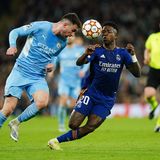 ... Manchester City wartet. Es ist ein Spiel für die Geschichtsbücher. Die Abwehrarbeit beider Teams ist eher bescheiden und so fallen sieben Tore, vier für Manchester City und drei für Real. Reals Vinicius Junior (r.), neben Rodrygo das zweite Supertalent der Madrilenen, erzielt nach einem Sololauf über das halbe Spielfeld das Tor zum 2:3-Anschluss. Mit Ball am Fuß ist der junge Brasilianer schneller als seine Gegenspieler.