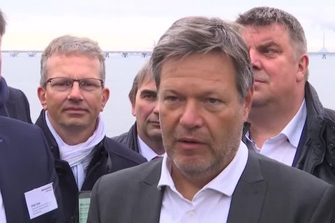 Video: Haben gute Chance, Unmögliches zu schaffen - Habeck zum Baubeginn von LNG-Terminal