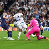 So eine unfassbare Wende hat es in einem Champions-League-Spiel lange nicht gegeben. Manchester City liegt mit zwei Toren in Führung (das Hinspiel mit gerechnet), dann bricht die 90. Minute an. Real Madrid braucht zwei Treffer, um überhaupt die Verlängerung zu erreichen. Was folgt in das dritte Comeback seit dem Achtelfinale gegen PSG. Das Wunder tritt diesmal in Gestalt des Brasilianers Rodrygo (im Bild) auf, der zweimal innerhalb einer Minute zuschlägt. Mit 2:1 für die Spanier geht es in die Verlängerung, in der ...