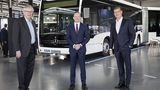 Daimler-Truck-Chef Martin Daum, Dr. Volker Wissing 
(Bundesminister für Digitales und Verkehr), Till Oberwörder, 
Leiter Daimler