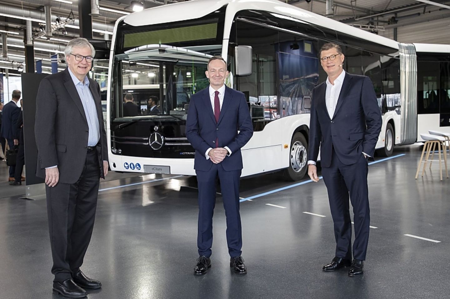 Daimler-Truck-Chef Martin Daum, Dr. Volker Wissing
(Bundesminister für Digitales und Verkehr), Till Oberwörder,
Leiter Daimler Bus (v.l.n.r.) Daimler-Truck-Chef Martin Daum, Dr. Volker Wissing
(Bundesminister für Digitales und Verkehr), Till Oberwörder,
Leiter Daimler