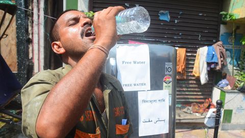 "Free Water": Wegen der anhaltenden Hitzewelle in Indien haben Anwohner in Kalkutta einen Kühlschrank mit Wasser auf die Straße gestellt. Dieser Lieferant nimmt die kostenlose Abkühlung dankend an