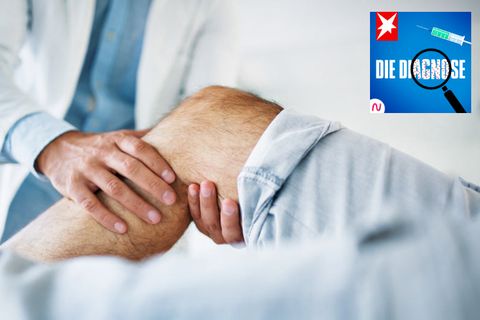 Ein Arzt untersucht die Wade eines Patienten