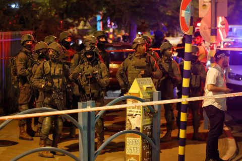 Sicherheitskräfte nach dem Anschlag in der israelischen Stadt Elad
