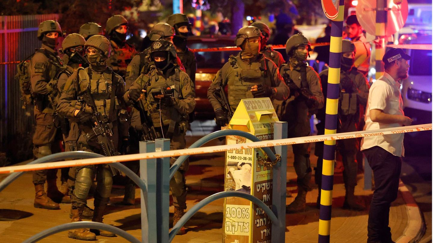 Sicherheitskräfte nach dem Anschlag in der israelischen Stadt Elad