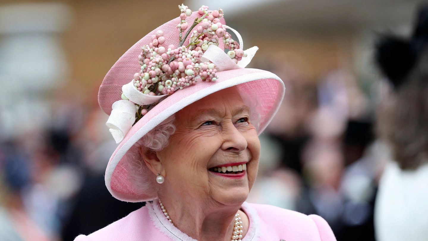 Queen forgoes traditional garden parties at Buckingham Palace
