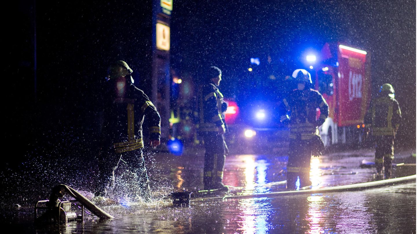 Feuerwehrmänner bei einem Einsatz in der Nacht