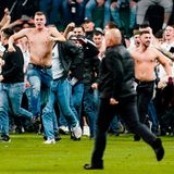 Schlusspfiff im früheren Frankfurter Waldstadion: Die Anhänger stürmen den Rasen. Gerade hat ihre Mannschaft nach 42 Jahren wieder ein internationales Finale erreicht.