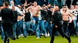 Schlusspfiff im früheren Frankfurter Waldstadion: Die Anhänger stürmen den Rasen. Gerade hat ihre Mannschaft nach 42 Jahren wieder ein internationales Finale erreicht.
