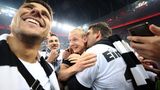 ... gefeiert und Mittelfeldabräumer Sebastian Rode abgeknutscht