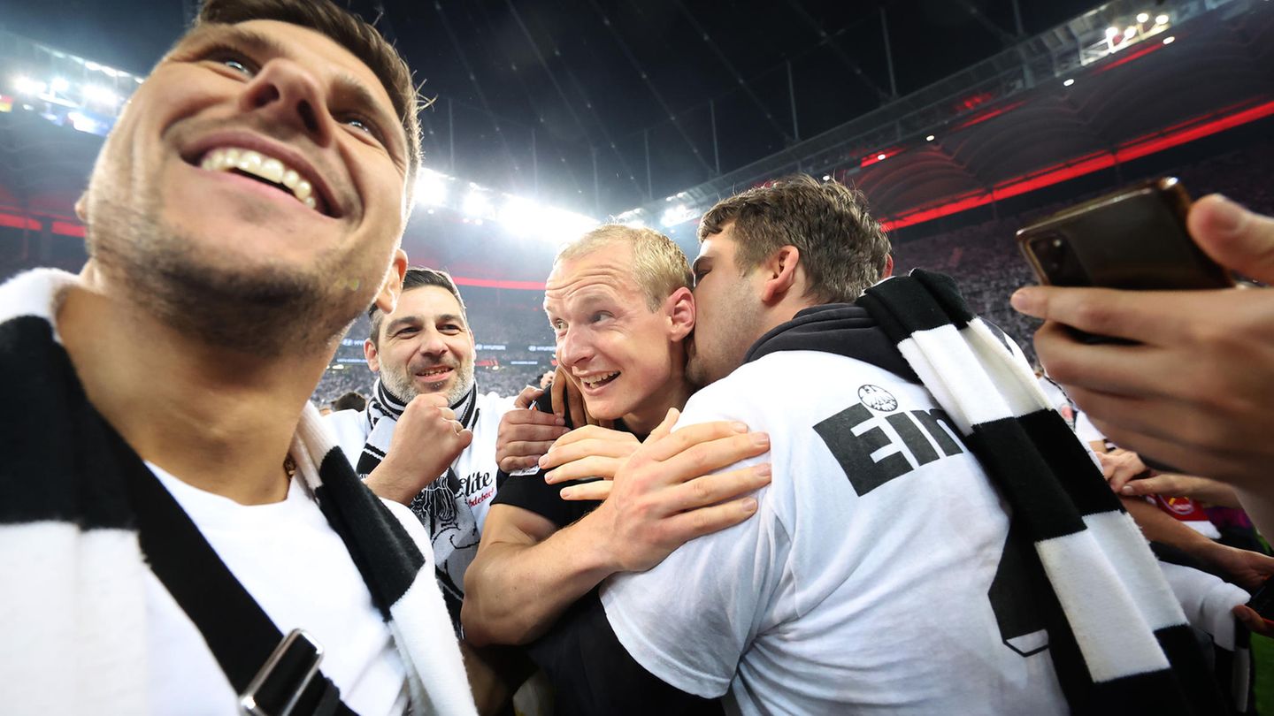 ... gefeiert und Mittelfeldabräumer Sebastian Rode abgeknutscht