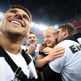 ... gefeiert und Mittelfeldabräumer Sebastian Rode abgeknutscht