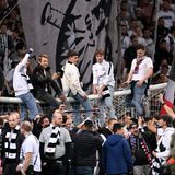 Die Fans setzen sich auf die Torlatte, die das Gewicht offenbar so gerade hält.