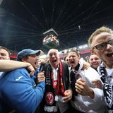 Vereinspräsident Peter Fischer (m.) nimmt ein Bad in der Menge und feiert kräftig mit