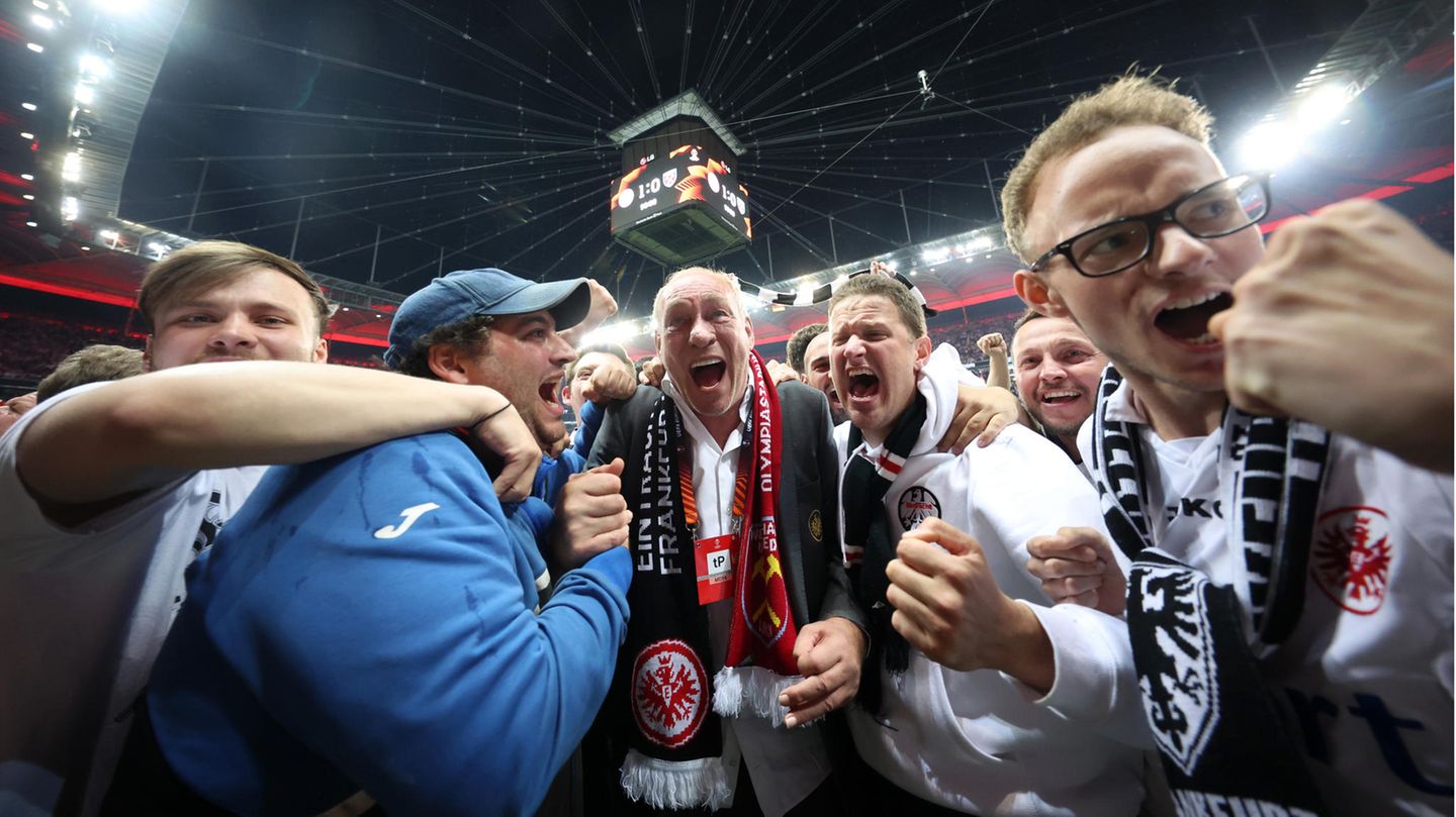 Vereinspräsident Peter Fischer (m.) nimmt ein Bad in der Menge und feiert kräftig mit