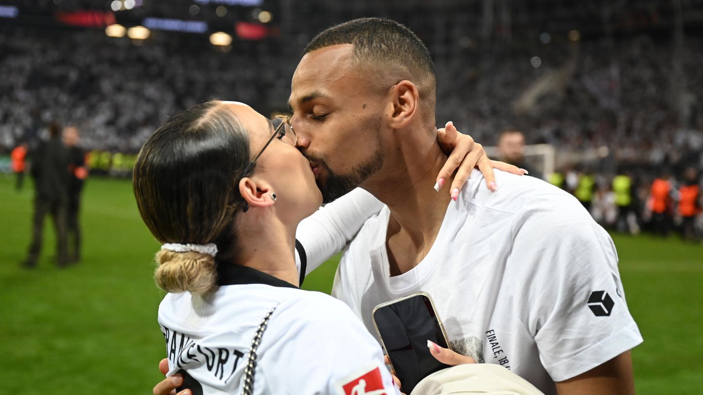 Mittelfeldspieler Djibril Sow nimmt sich in einem ruhigen Moment die Zeit, seine Freundin zu küssen