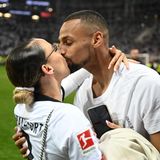 Mittelfeldspieler Djibril Sow nimmt sich in einem ruhigen Moment die Zeit, seine Freundin zu küssen