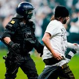 Polizisten achten darauf, dass die Party ...