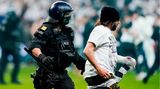 Polizisten achten darauf, dass die Party ...