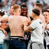 Der Frankfurter Innenverteidiger Evan Ndicka in der Fan-Traube