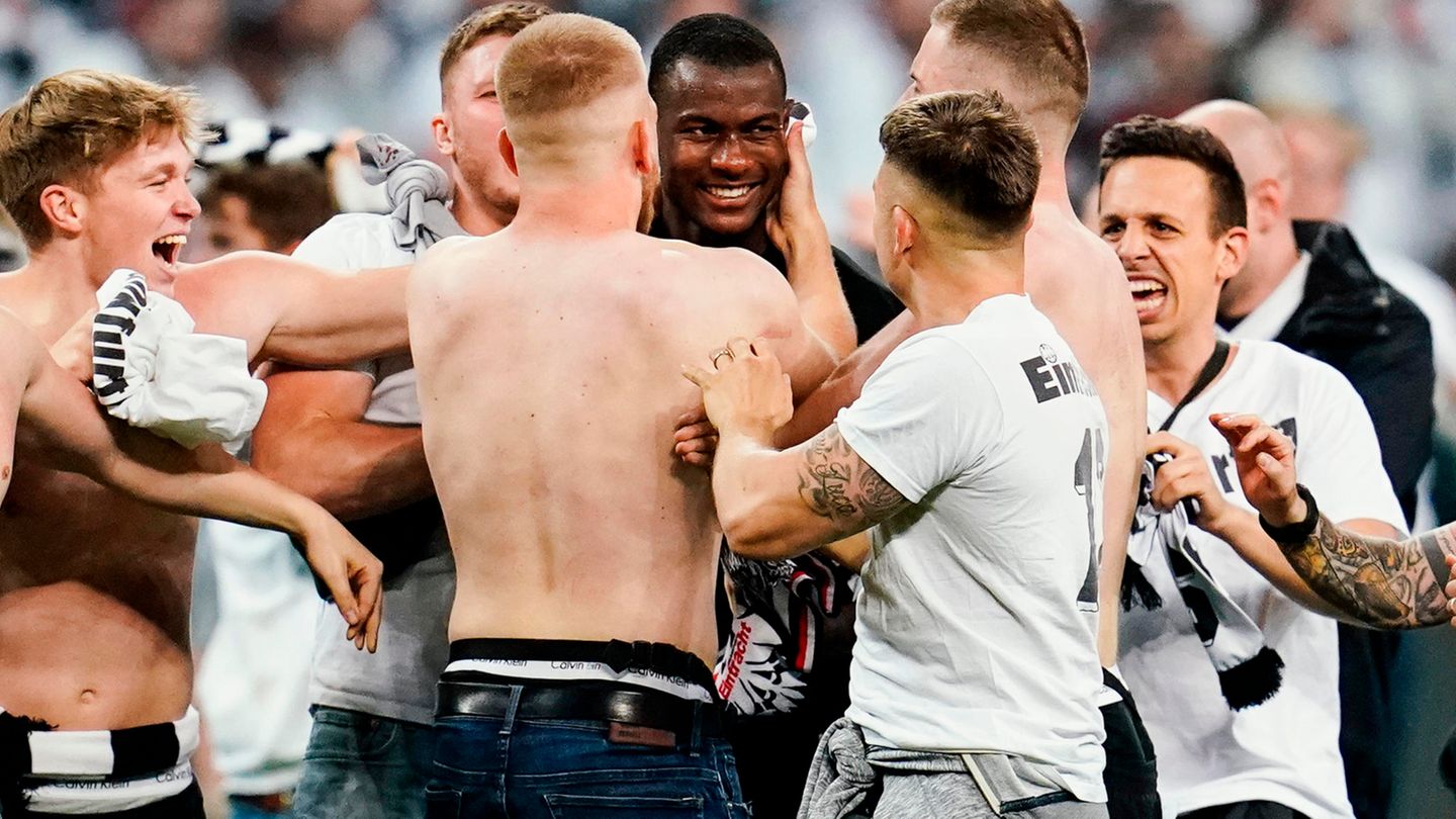 Der Frankfurter Innenverteidiger Evan Ndicka in der Fan-Traube