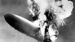 6. Mai 1937: Luftschiff "Hindenburg" explodiert in Lakehurst  Es sollte die Zukunft des Reisens sein und war zugleich eine Propaganda-Show von Nazi-Deutschland: die Fahrt des Zeppelins "Hindenburg" in und über die USA. Doch beim Andocken an den Haltemast in Lakehurst, US-Bundesstaat New Jersey, geht das Luftschiff in Flammen auf und stürzt brennend 80 Meter tief zu Boden. 22 Besatzungsmitglieder, 13 Passagiere und ein Mann der Landehelfer sterben. Immerhin überleben 62 der 97 Menschen an Bord. Doch die Vision der kommerziellen Luftfahrt mit Zeppelinen ist mit der "Hindenburg" untergegangen.