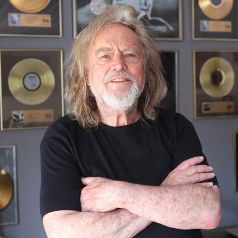 Dieter Dierks vor einer Wand voll goldener Schallplatten